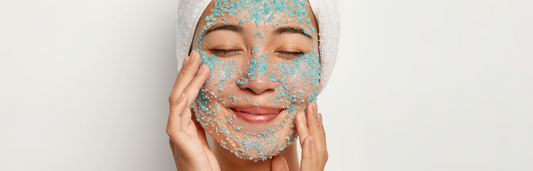 Cómo exfoliar la cara y qué beneficios aporta una exfoliación