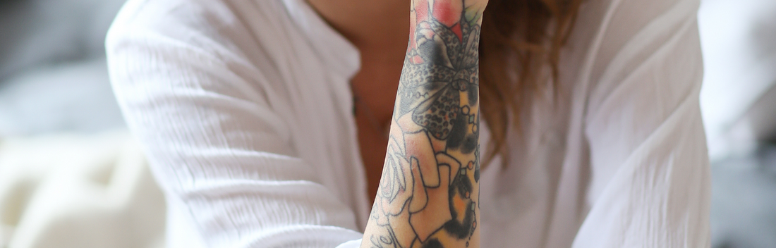 Tatuajes y sol: protégelos con un buen protector solar para tatuajes