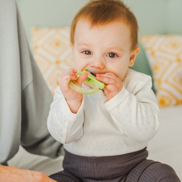 Suavinex Mordedor De Silicona Para Bebés +4 Meses. Mordedor Refrigerante. Anillo De Dentición Flexible Y Ligero. Color Verde 