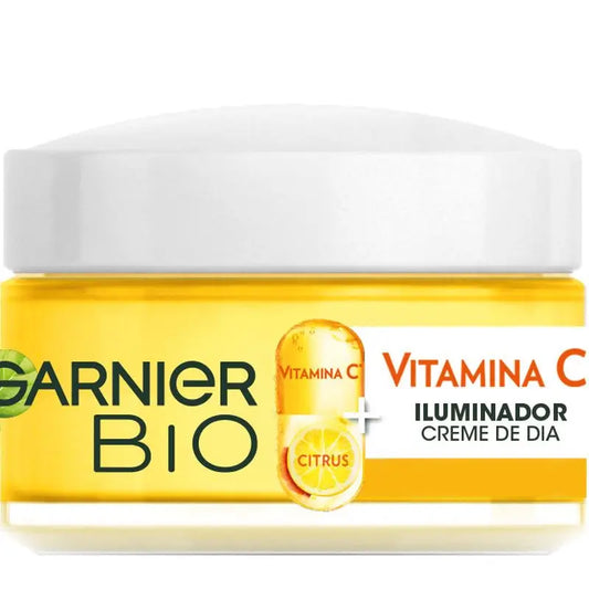 Garnier Crema De Día Iluminadora Con Vitamina C, Nutre, Corrige Líneas Y Potencia La Luminosidad Día Tras Día.