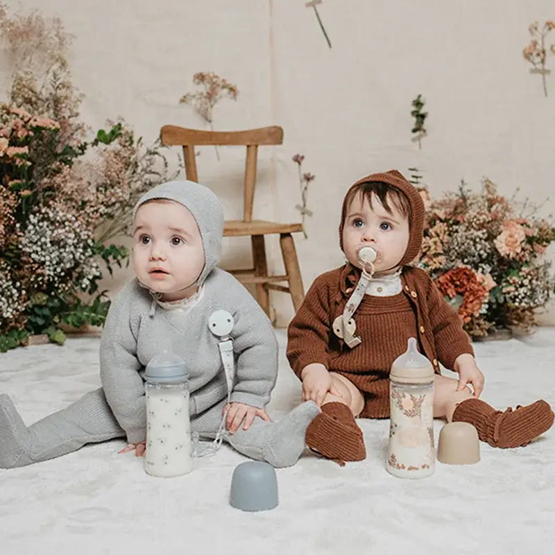 Suavinex Biberón 270 Ml, Flujo Medio (M), +3 Meses, Poetry Azul