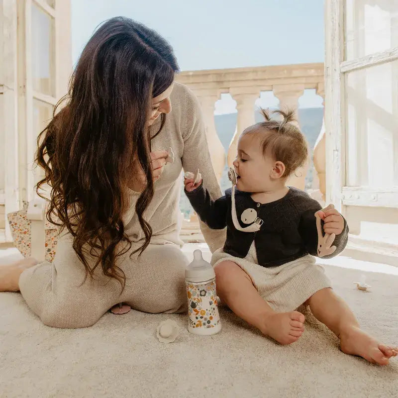 Suavinex Set Regalo Recién Nacido: Biberones + Chupete + Dosificador + Portachupetes + Chupetero, Wonderland Beige