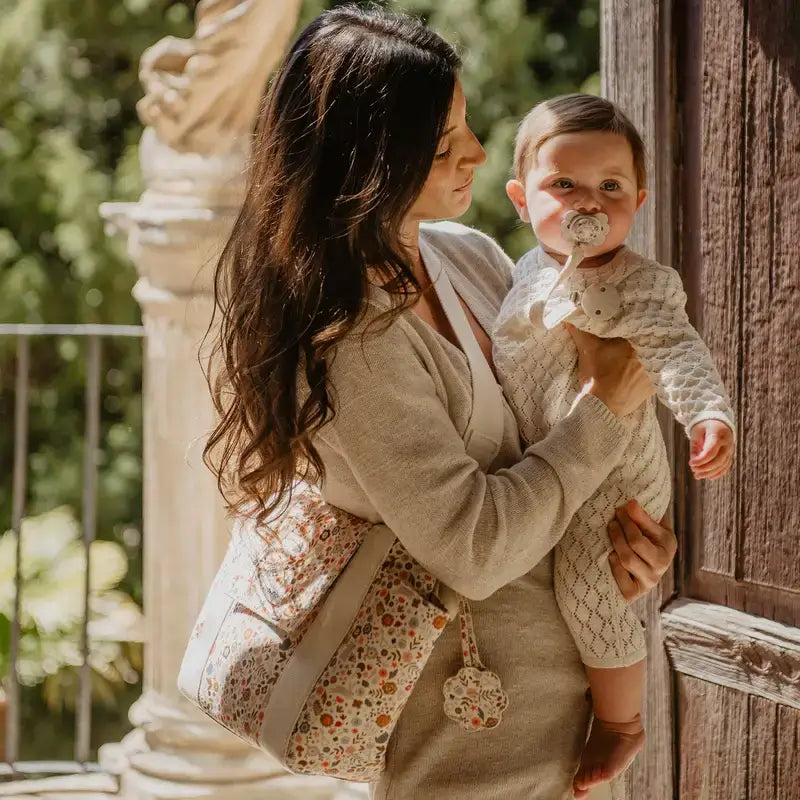 Suavinex Set Regalo Recién Nacido: Biberones + Chupete + Dosificador + Portachupetes + Chupetero, Wonderland Beige